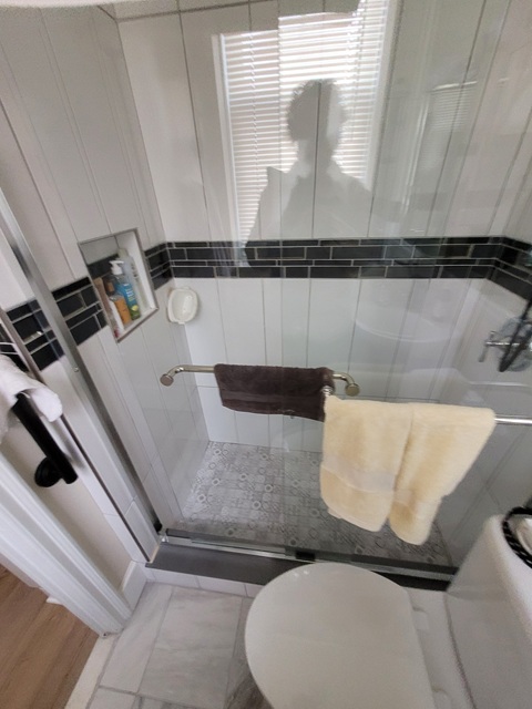 Elegant small bathroom